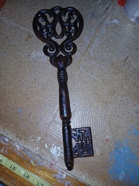 VTG Cast Iron Skeleton Key Wall Accent - Rust Finish 12in
